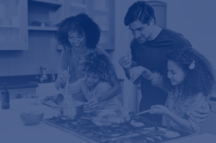 Dedetização em casa: família feliz na cozinha cozinhando no fogão - 2 crianças e os pais.